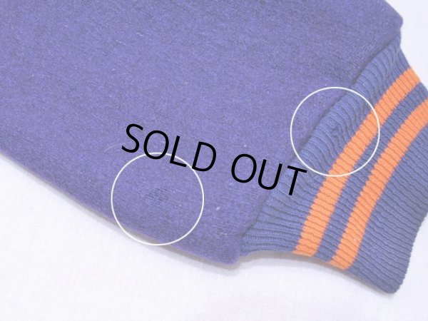 右袖口の虫食いとリブのホツレ