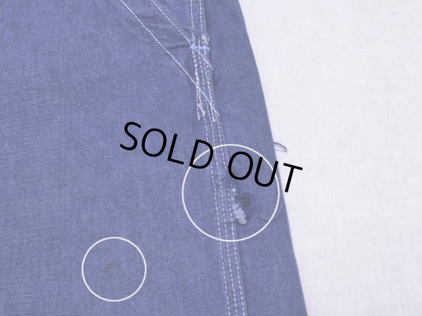 左太ももの汚れ・左太ももサイドのホツレ。