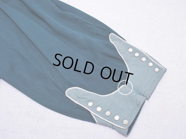 右袖口の小さな汚れ