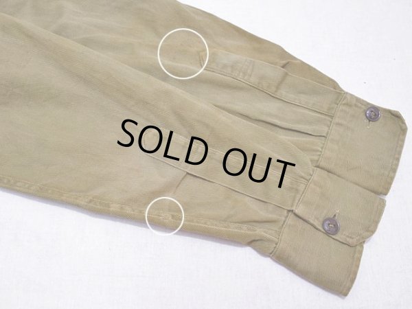 右袖のスレと左袖の汚れ