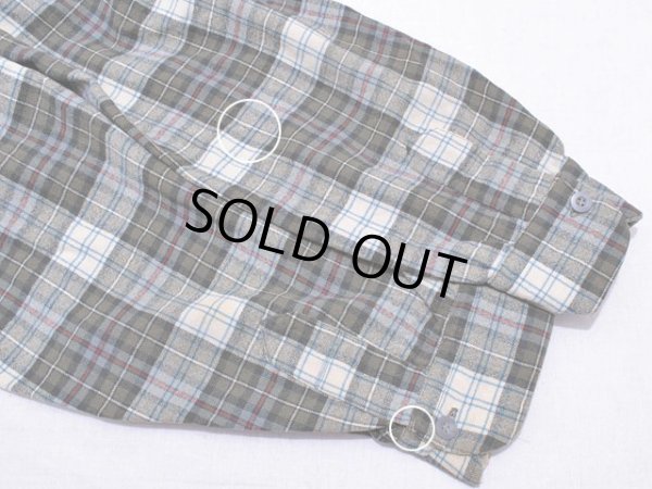 袖に小さなダメージ