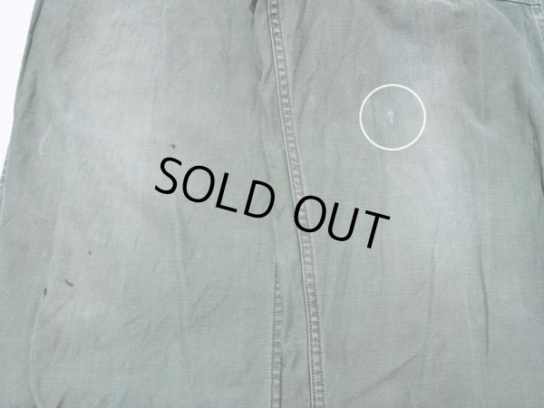 太ももの汚れと左太ももの傷