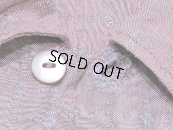 第一ボタンのボタンホールにホツレ