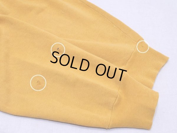 両袖に小さなダメージ