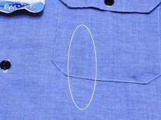 左胸ポケット付近に非常に薄らですが日焼けの様なものが確認できます。