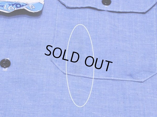 左胸ポケット付近に非常に薄らですが日焼けの様なものが確認できます。