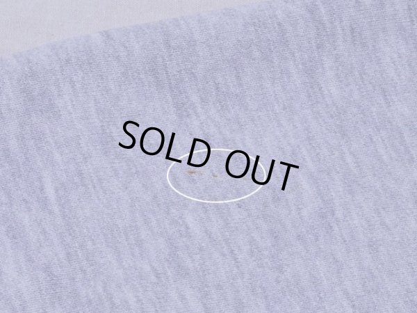 左袖に小さな汚れ。