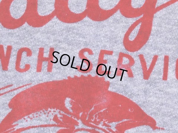 僅かなフロッキープリントの毛羽立ちの剥がれ。