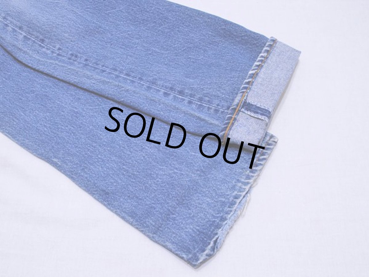 左足裾にステッチ抜けによるホツレ。