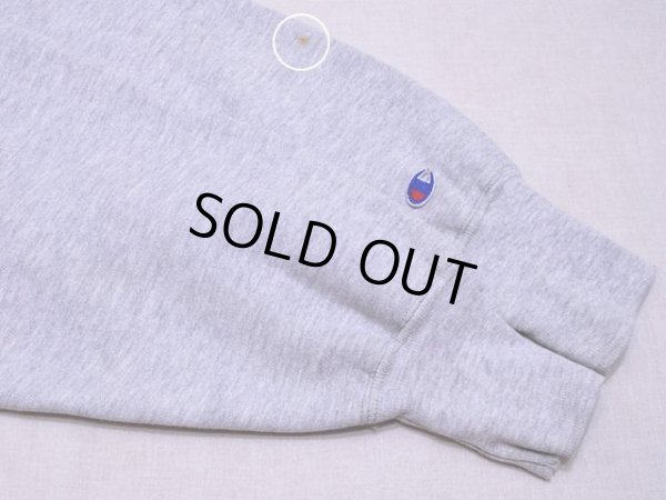 左袖に小さな汚れ。