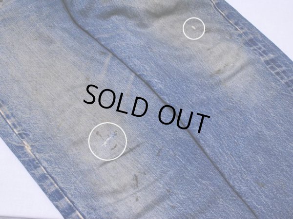 右足に小さなリペア跡、左足に僅かなホツレ、両足に少々汚れ。