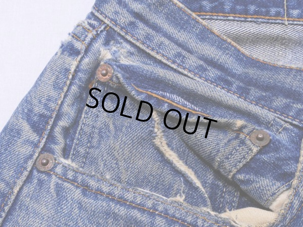 ポケット付近に少々ダメージとリペア跡。