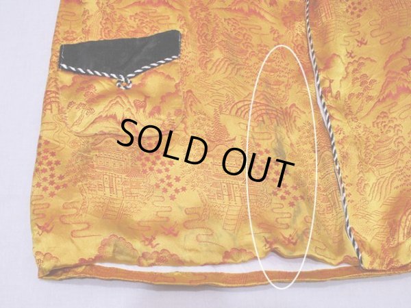 フロント裾に多少のシミ汚れ。