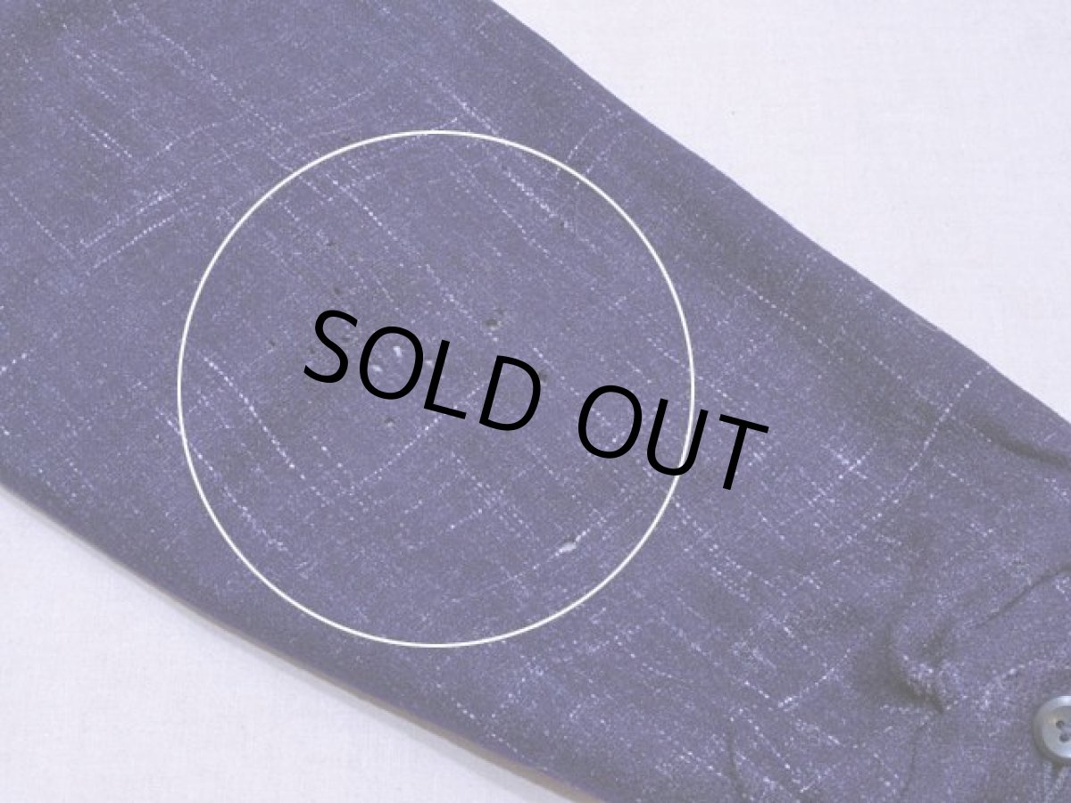 左袖に小さな虫食いが多数。