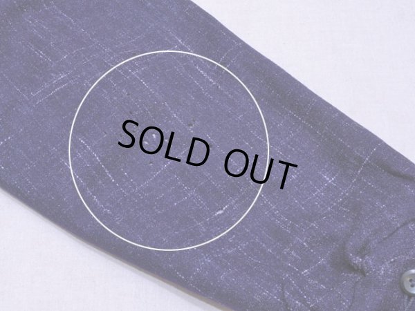 左袖に小さな虫食いが多数。