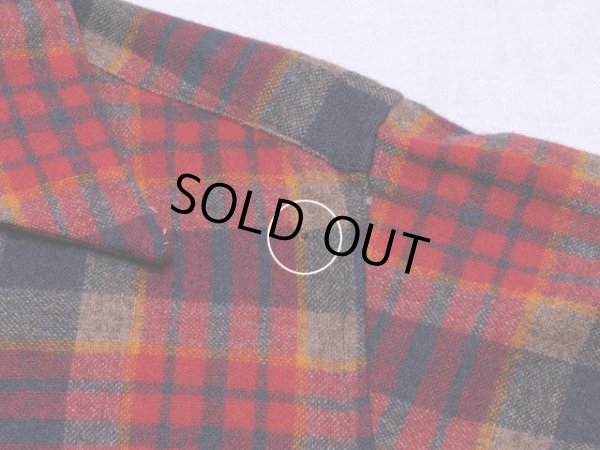 左肩付近に僅かな虫食い。