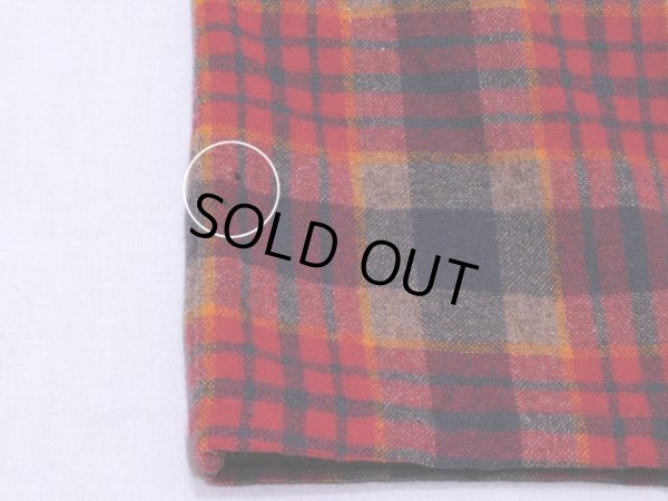 バック裾左サイドの僅かな虫食い。