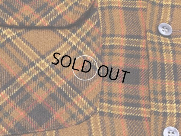 右胸ポケット付近に僅かな虫食い。