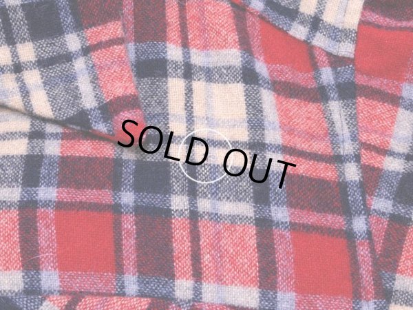 左胸に僅かな虫食い。