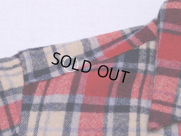 右肩に僅かな虫食い。