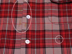 胸付近に少々汚れと左胸ポケット下に僅かな引っ掛け跡。