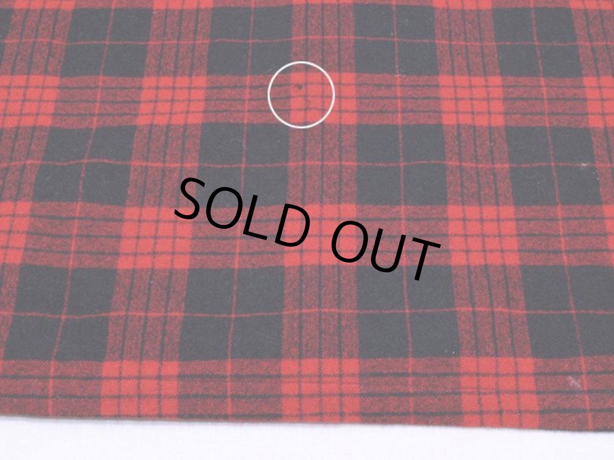 背中裾付近に小さな虫食い。