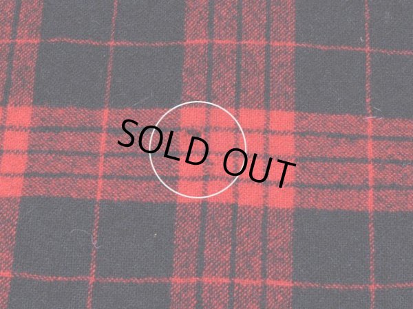 背中裾付近の虫食いのアップ画像。