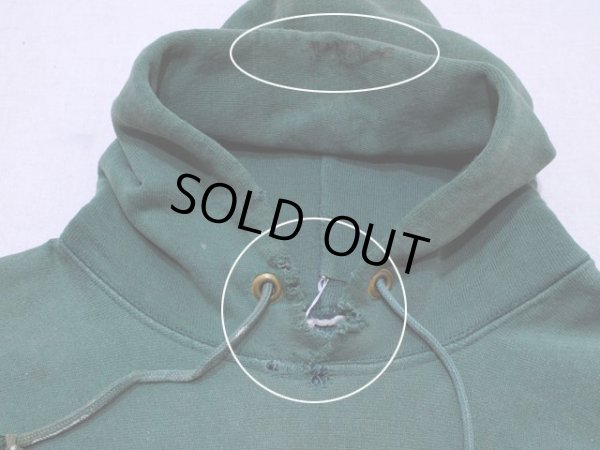 フードに汚れ、首元にダメージ。