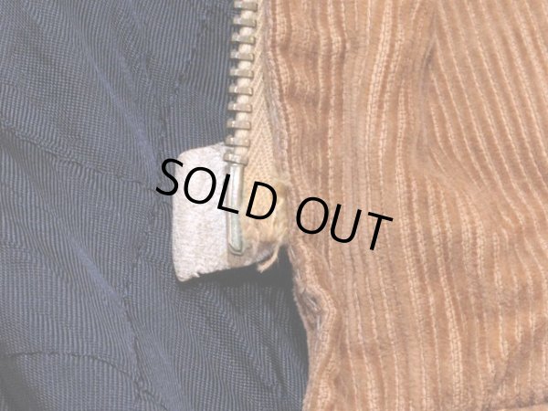 ジップ付け根に少々ホツレ。