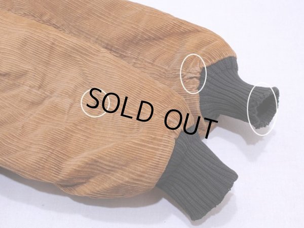 右袖に僅かな汚れ、左袖付け根とリブに少々ダメージ。