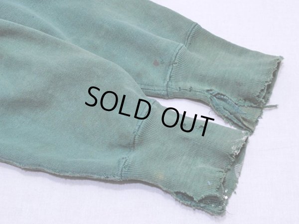 袖口・リブに汚れとダメージ。