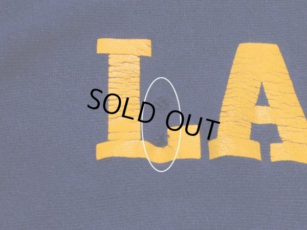 胸プリント付近に僅かなダメージ。