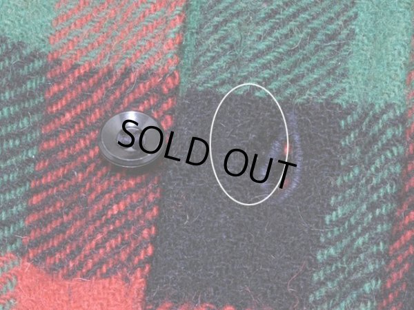 第二ボタンボタンホールに少々ホツレ。