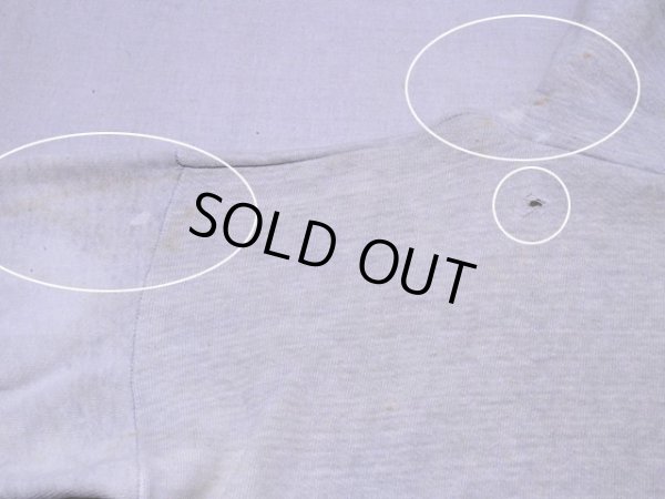 バック左袖付け根付近に薄ら汚れと色抜け、背中に少々ダメージ、フードに少々汚れ。