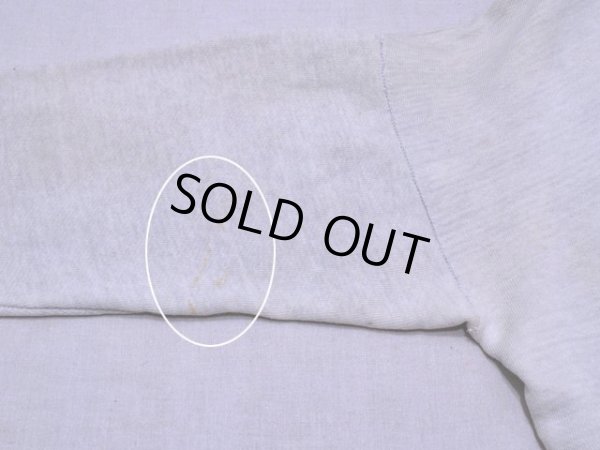 右袖に薄ら汚れ。