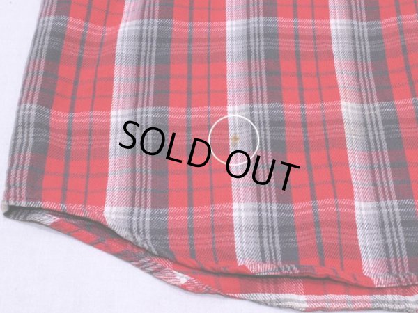 背中裾付近に僅かな汚れ。