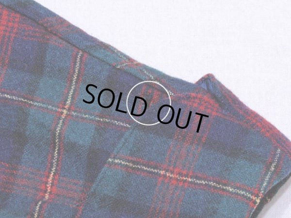 右袖口に虫食い穴。