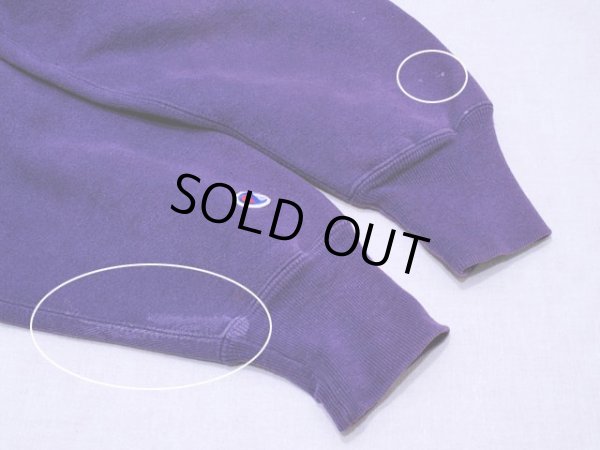 両袖口に汚れ。