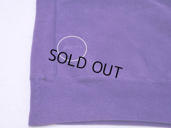 フロント右裾付近に少々汚れ。