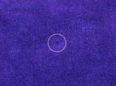 右袖付け根にピンホール。