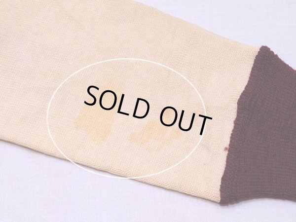 左袖にシミ汚れ。