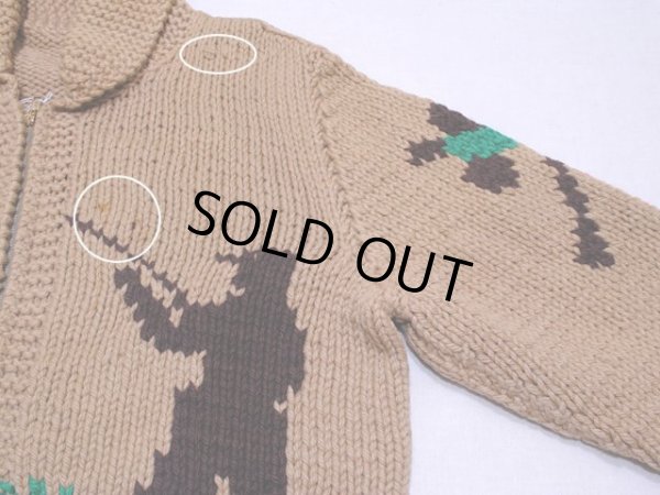 胸に僅かな汚れと左肩付近に僅かなホツレ。