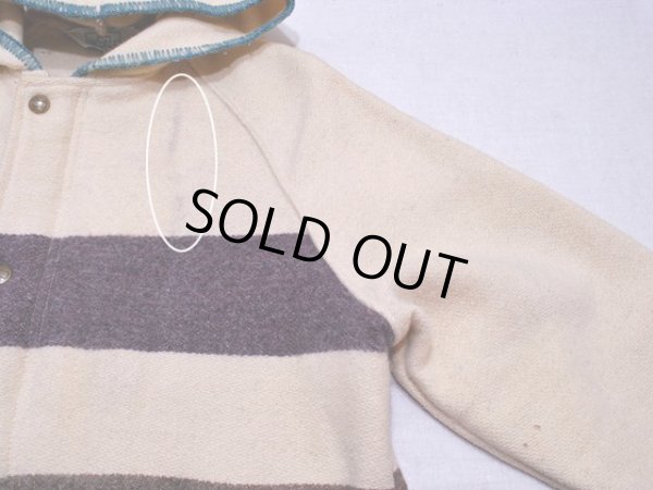 左胸付近に薄ら汚れ。