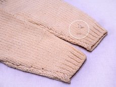 左袖口に僅かな汚れとホツレ。