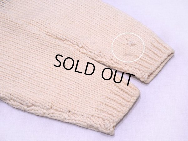 左袖口に僅かな汚れとホツレ。