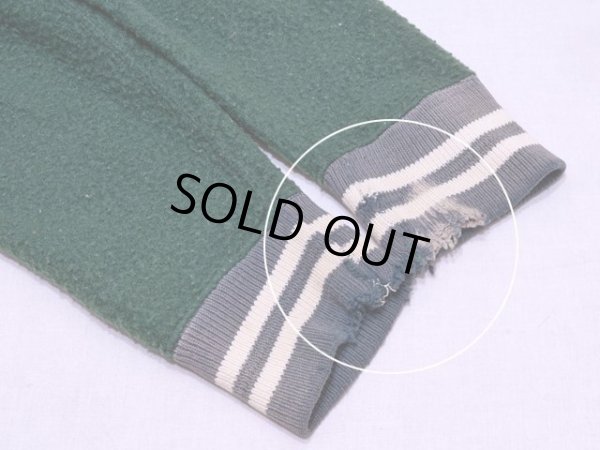 袖リブにダメージとブリーチ跡。