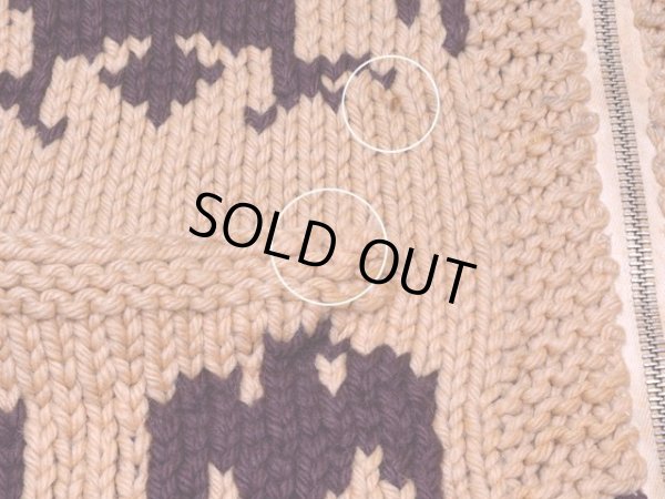 右裾ポケットに少々ダメージ・お腹付近に僅かな汚れ。