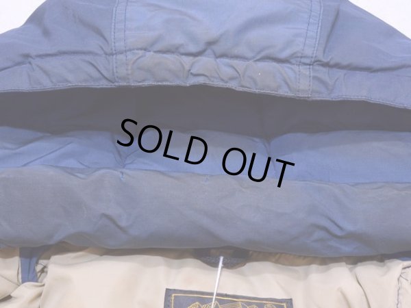 襟とフードに汚れやスレキズ。