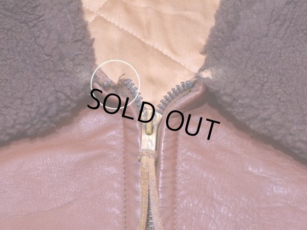 ジップ上部にダメージ。