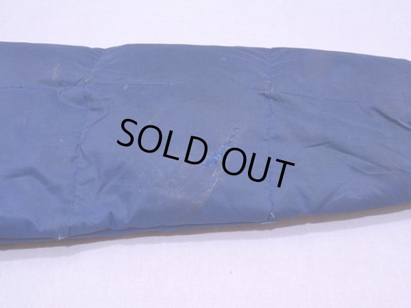 右袖にダメージや汚れ・ステッチ抜け。